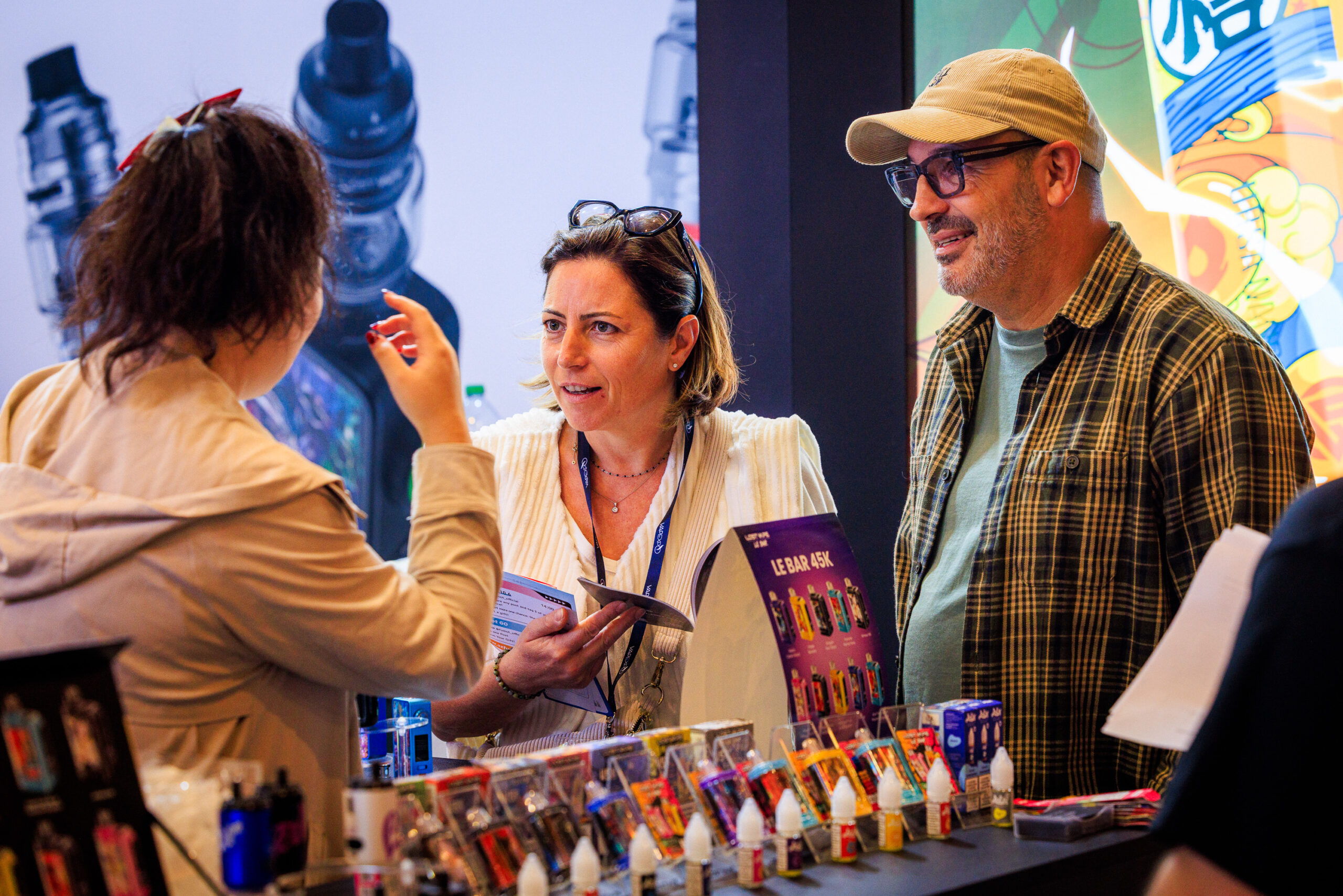 Discussion entre exposant et client pendant le Vapexpo de Lyon 2025