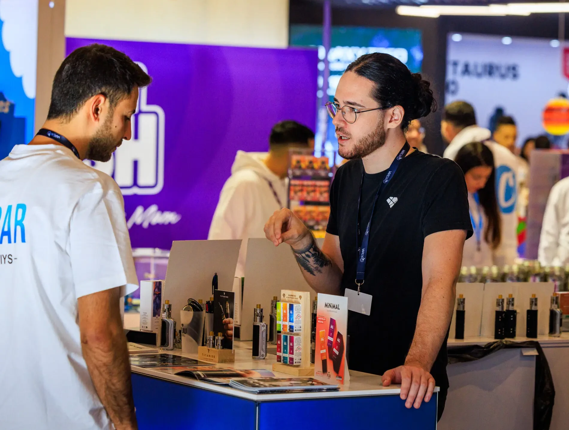 Discussion entre un exposant et un client Vapexpo Les Innovaping Days