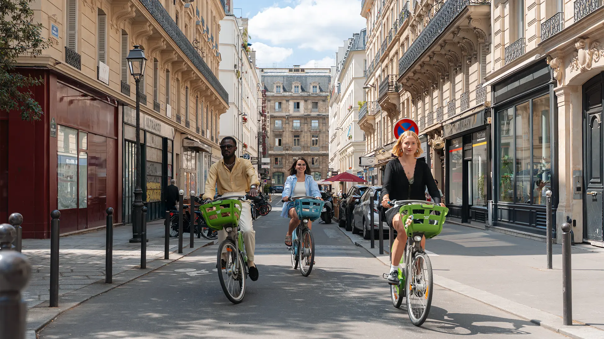 3 personnes qui sont à vélo dans Paris