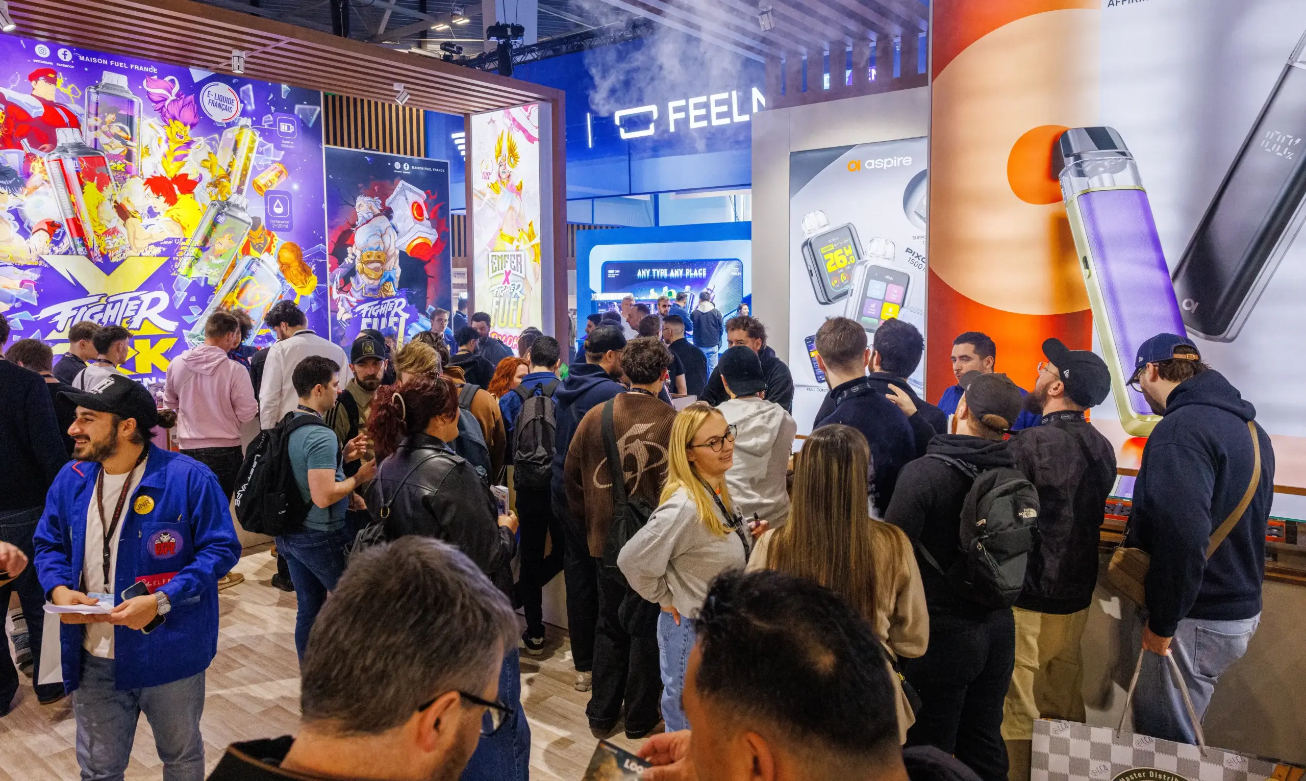 Visiteurs et professionnels rassemblés autour des stands des grandes marques au salon Vapexpo Paris