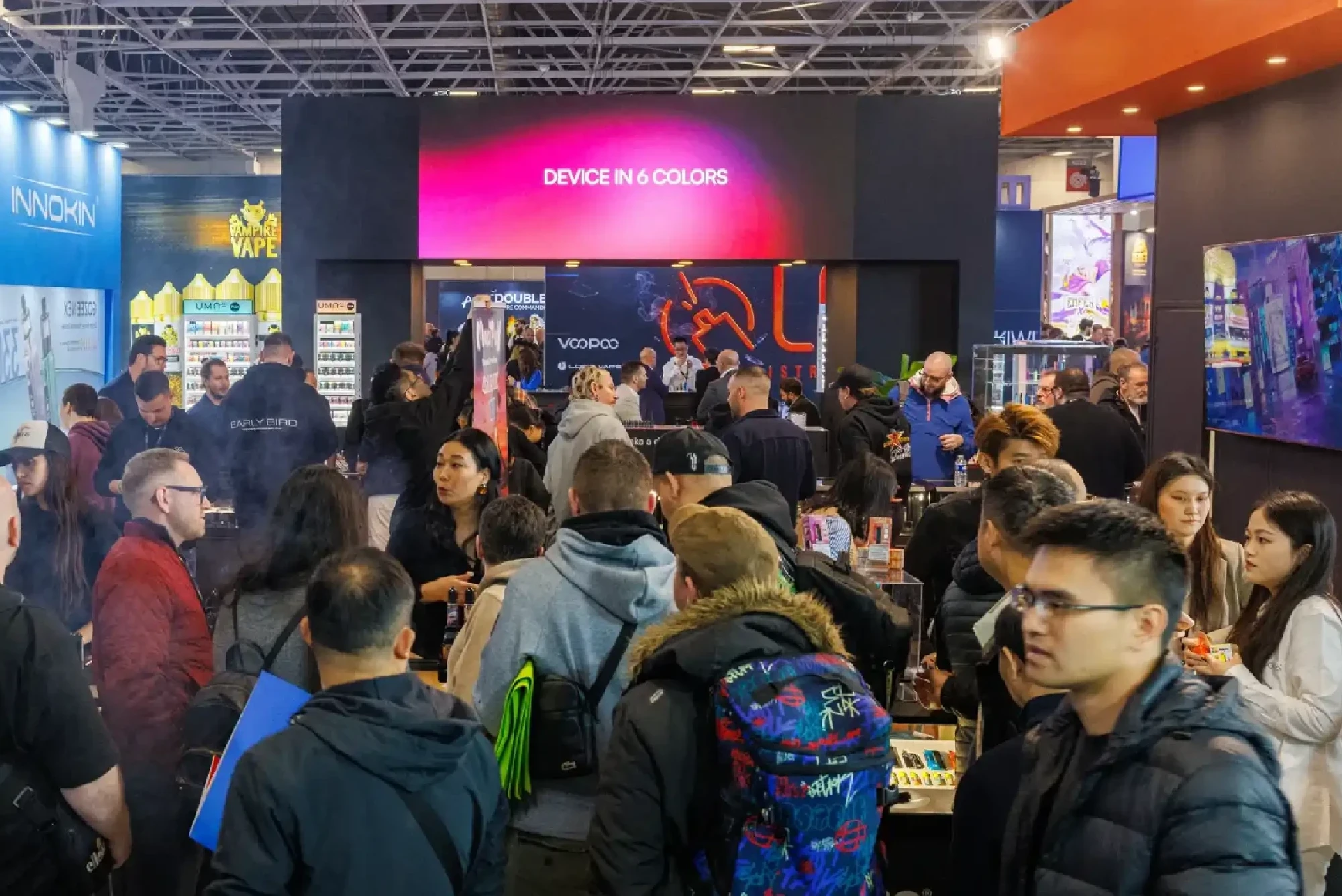 Foule dense de visiteurs et d'acheteurs découvrant les stands d'exposition au Vapexpo Paris