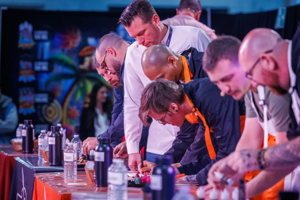 Les aromaticiens concentrés lors de la compétition Vap Chef au salon Vapexpo Paris