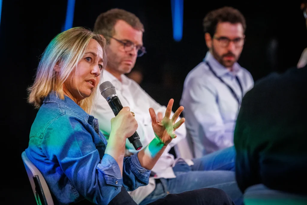 Intervenante s'exprimant au micro lors d'une table ronde d'expert du secteur au salon Vapexpo Paris
