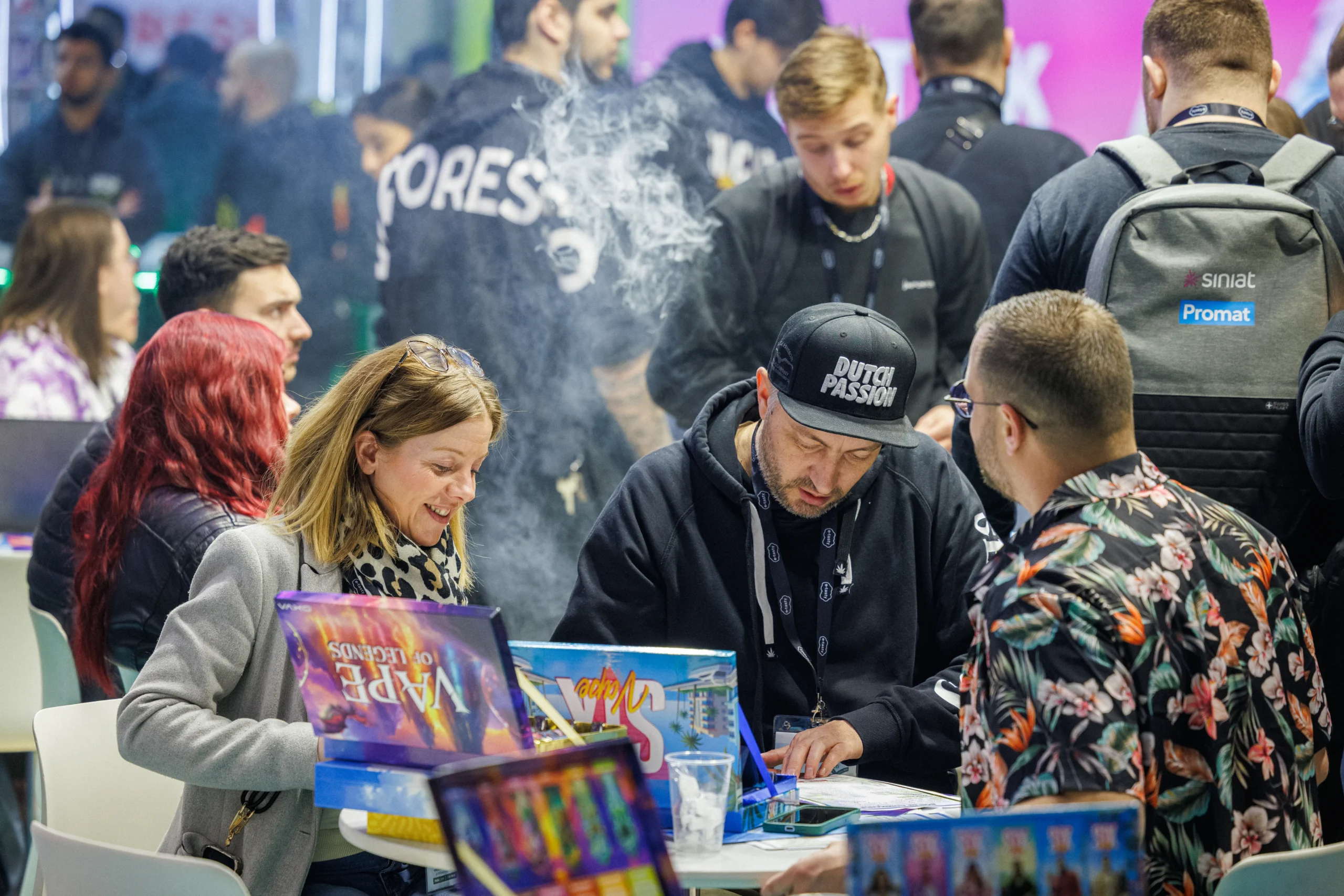 Échanges commerciaux et signature de partenariats dans l'espace pépinière des marques du salon Vapexpo Paris.