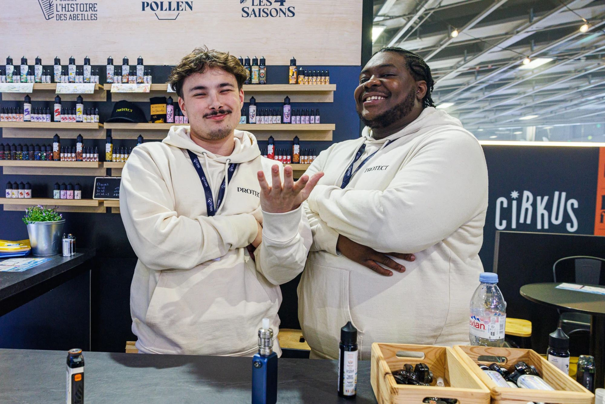 Exposants souriants derrière leur stand prêts à accueillir les visiteurs au Vapexpo Paris