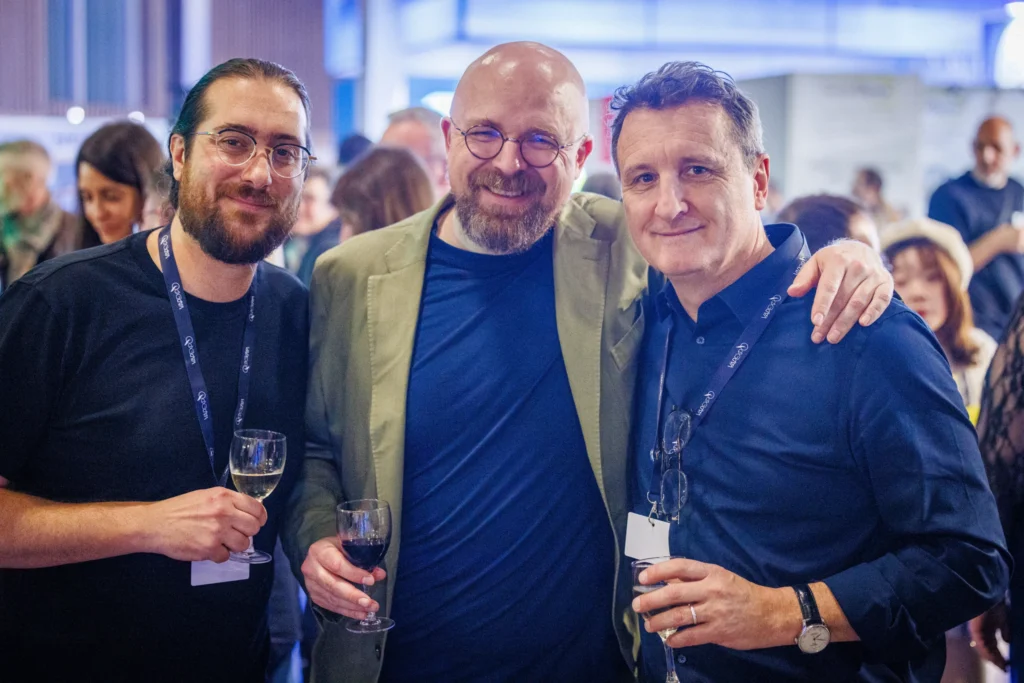 Trois participants partageant un verre lors de la soirée Vapéro du salon Vapexpo Paris