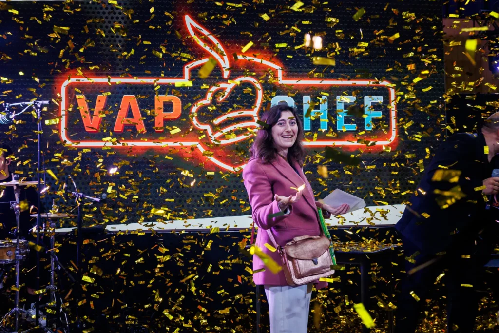 Gagnante du concours Vap'Chef célébrant sa victoire sous une pluie de confettis dorés à Vapexpo 2025